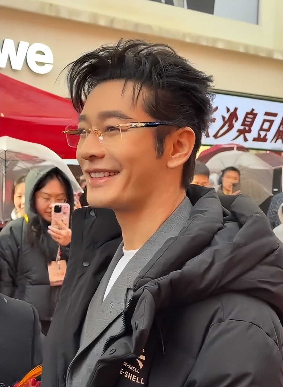 離婚Angelababy6年！48歲黃曉明「被拍到衰老長皺紋」　網一看「兩人對比狀態」愣了：差太多