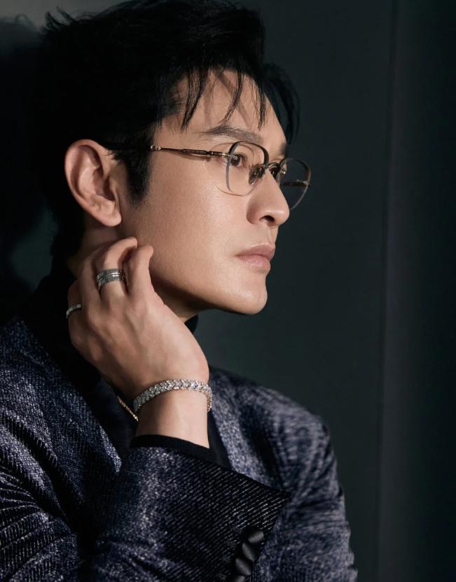 離婚Angelababy6年！48歲黃曉明「被拍到衰老長皺紋」　網一看「兩人對比狀態」愣了：差太多