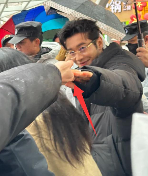 離婚Angelababy6年！48歲黃曉明「被拍到衰老長皺紋」　網一看「兩人對比狀態」愣了：差太多