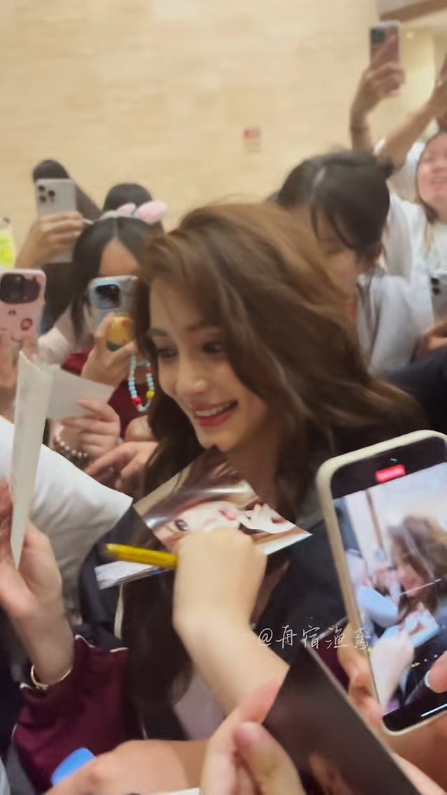 離婚Angelababy6年！48歲黃曉明「被拍到衰老長皺紋」　網一看「兩人對比狀態」愣了：差太多