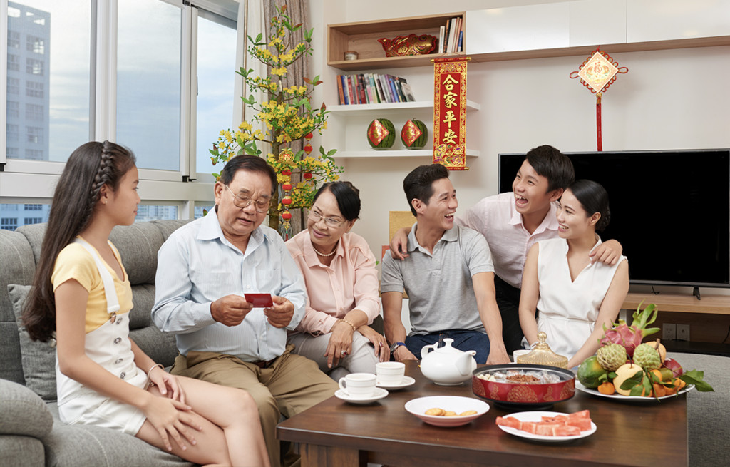 爸媽會愛哪種小孩？「每天陪伴vs過年給大紅包」網答案竟一面倒