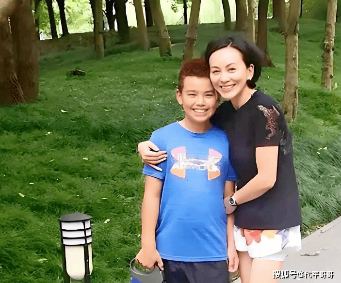 2嫁豪門離婚收場！55歲女星被爆「把父母丟在養老院」　挨轟不孝「淚曝心酸原因」網嘆：都是不得已的...