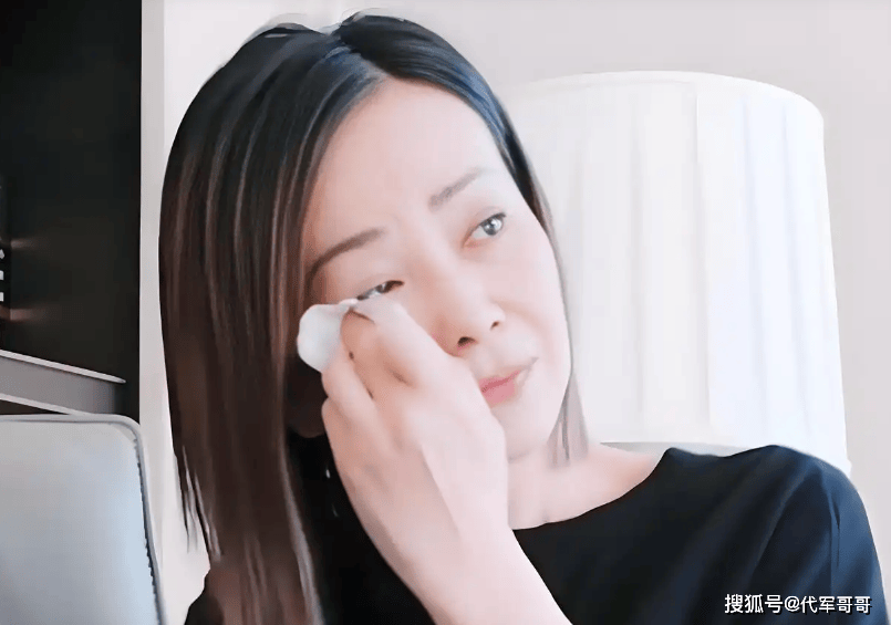 2嫁豪門離婚收場！55歲女星被爆「把父母丟在養老院」　挨轟不孝「淚曝心酸原因」網嘆：都是不得已的...