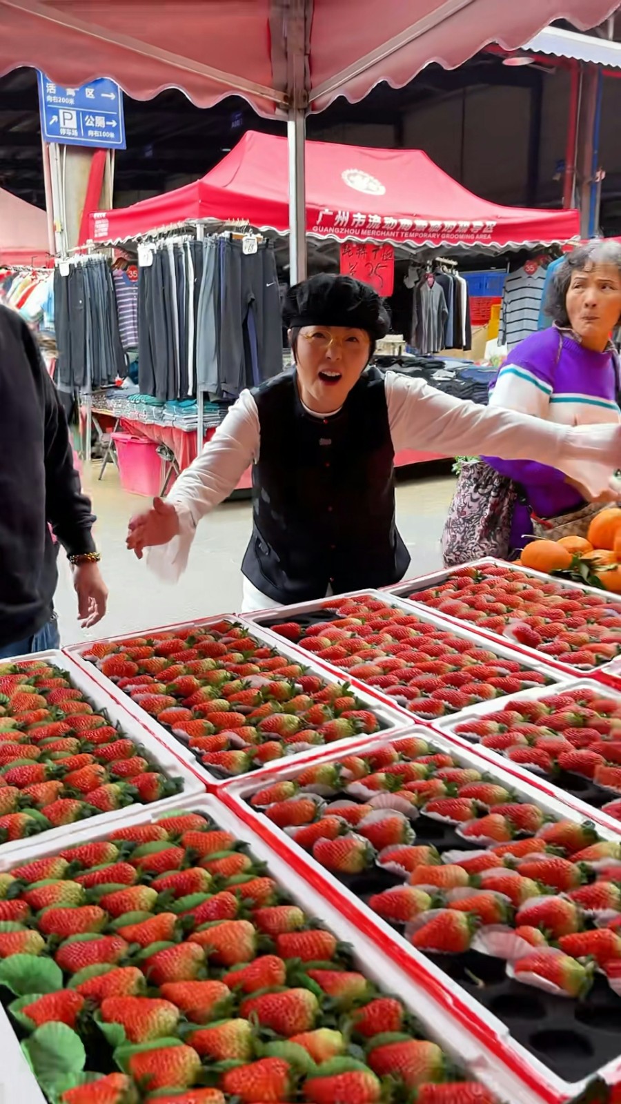 嫁給2億富商！菜市場驚見「62歲星爺御用天后」　自己也是大老闆「卻親民超愛買菜」