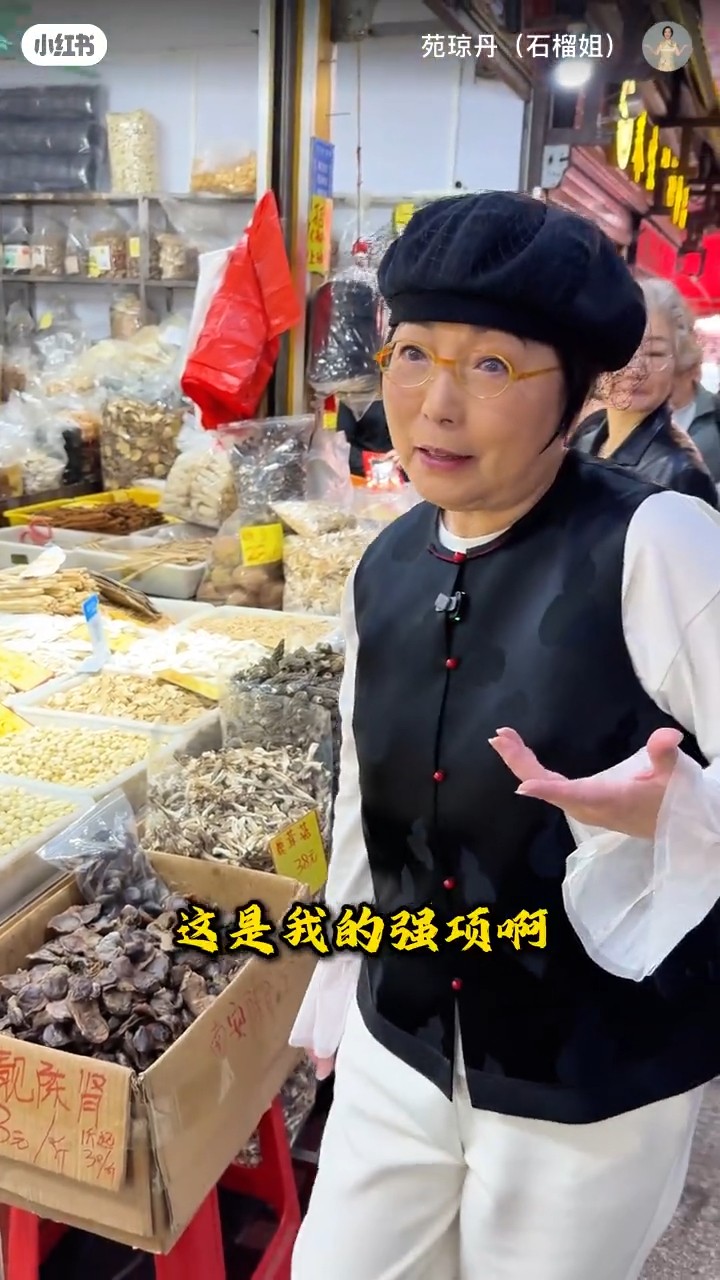 嫁給2億富商！菜市場驚見「62歲星爺御用天后」　自己也是大老闆「卻親民超愛買菜」