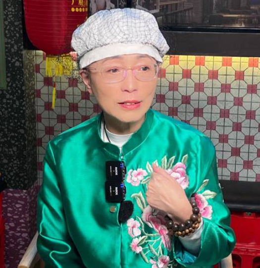 嫁給2億富商！菜市場驚見「62歲星爺御用天后」　自己也是大老闆「卻親民超愛買菜」