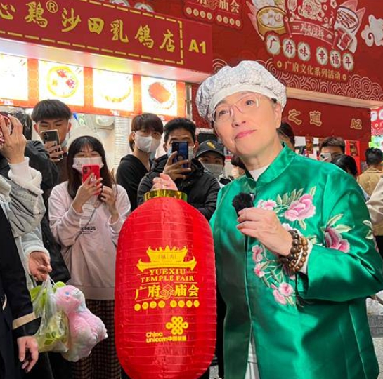 嫁給2億富商！菜市場驚見「62歲星爺御用天后」　自己也是大老闆「卻親民超愛買菜」