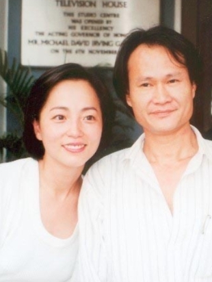 嫁給2億富商！菜市場驚見「62歲星爺御用天后」　自己也是大老闆「卻親民超愛買菜」