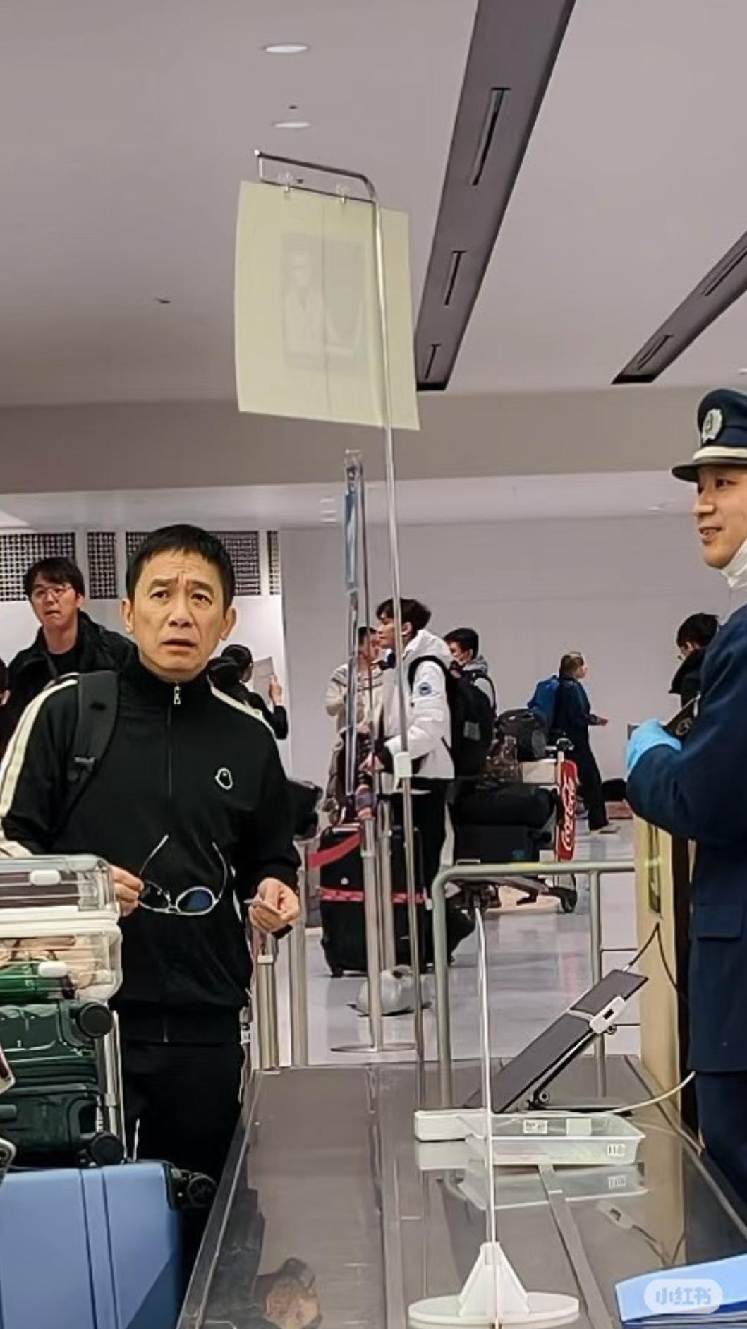 機場捕捉夫妻倆！梁朝偉卡海關「社恐用眼神求救」　劉嘉玲目睹「下秒反應笑翻網」：互動太逗趣～