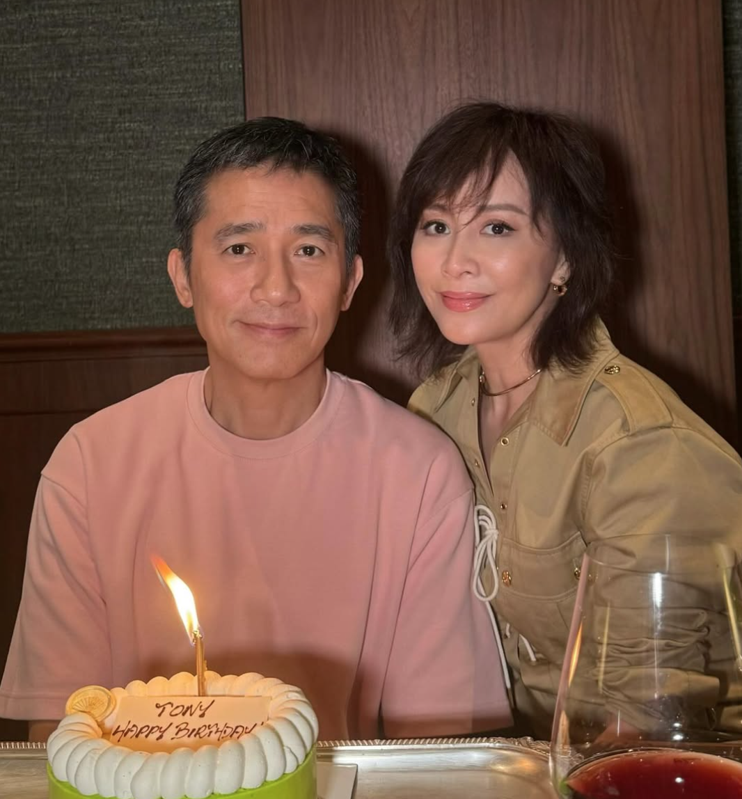 機場捕捉夫妻倆！梁朝偉卡海關「社恐用眼神求救」　劉嘉玲目睹「下秒反應笑翻網」：互動太逗趣～