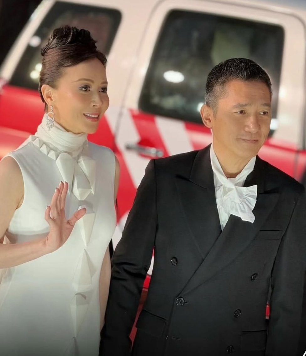 機場捕捉夫妻倆！梁朝偉卡海關「社恐用眼神求救」　劉嘉玲目睹「下秒反應笑翻網」：互動太逗趣～