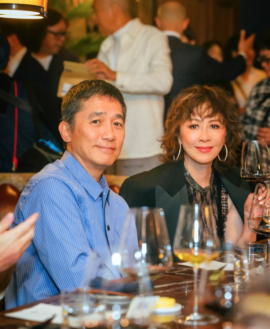 機場捕捉夫妻倆！梁朝偉卡海關「社恐用眼神求救」　劉嘉玲目睹「下秒反應笑翻網」：互動太逗趣～