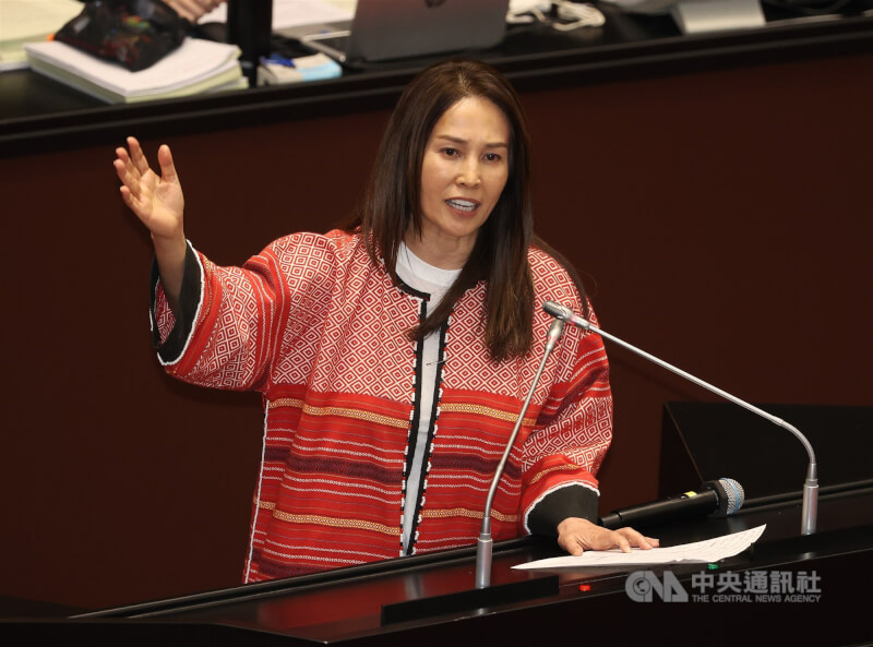 才被檢調搜索！高金素梅遭爆「介入楊繡惠感情」　她痛哭「第一次都給了」男星回應了