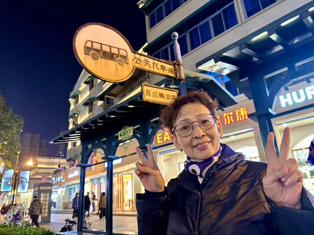 喪夫9年孤獨一人！81歲資深影后「孤單推車去採買」　兒子不在身邊「老年生活曝光」