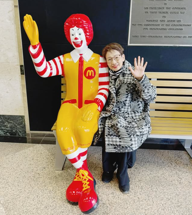 喪夫9年孤獨一人！81歲資深影后「孤單推車去採買」　兒子不在身邊「老年生活曝光」