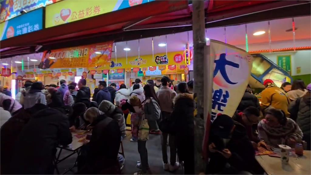 鳥嘴開光！苗栗彩券行「鸚鵡突喊5字吉祥話」　他下秒「刮出100萬大獎」