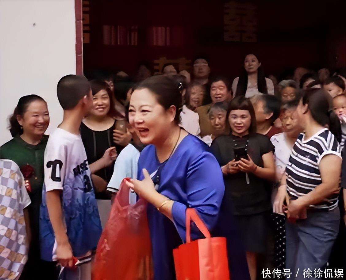 高齡產下兒子！55歲資深女星「穿著喜氣現身婚禮」　身材走樣腫一圈「網喊認不出」