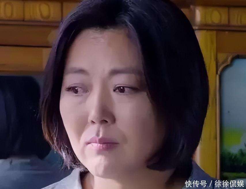 高齡產下兒子！55歲資深女星「穿著喜氣現身婚禮」　身材走樣腫一圈「網喊認不出」