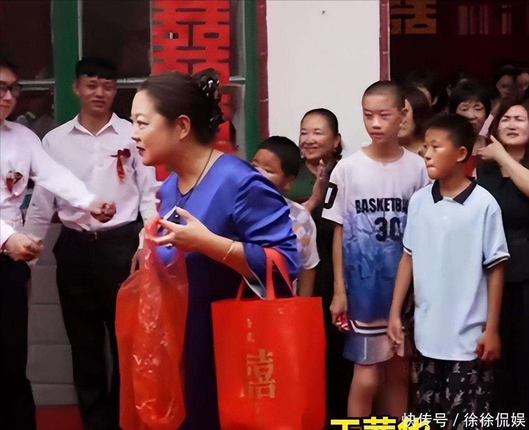 高齡產下兒子！55歲資深女星「穿著喜氣現身婚禮」　身材走樣腫一圈「網喊認不出」