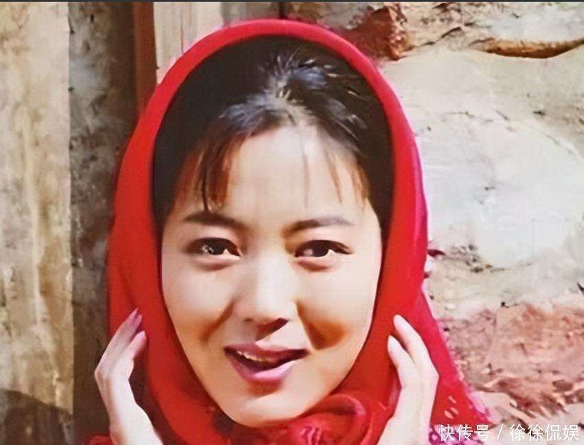 高齡產下兒子！55歲資深女星「穿著喜氣現身婚禮」　身材走樣腫一圈「網喊認不出」