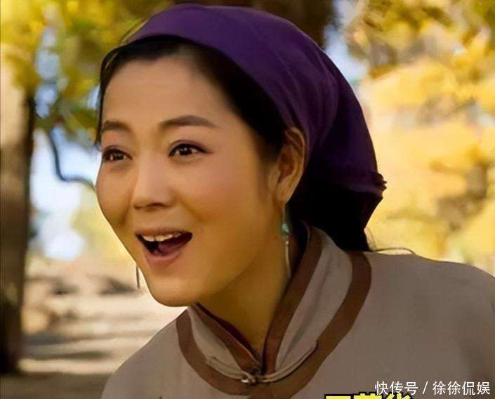 高齡產下兒子！55歲資深女星「穿著喜氣現身婚禮」　身材走樣腫一圈「網喊認不出」