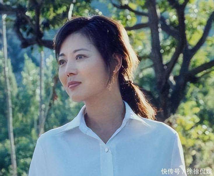 高齡產下兒子！55歲資深女星「穿著喜氣現身婚禮」　身材走樣腫一圈「網喊認不出」