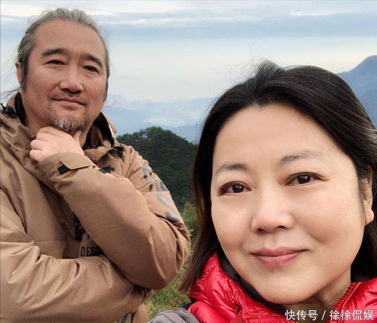 高齡產下兒子！55歲資深女星「穿著喜氣現身婚禮」　身材走樣腫一圈「網喊認不出」