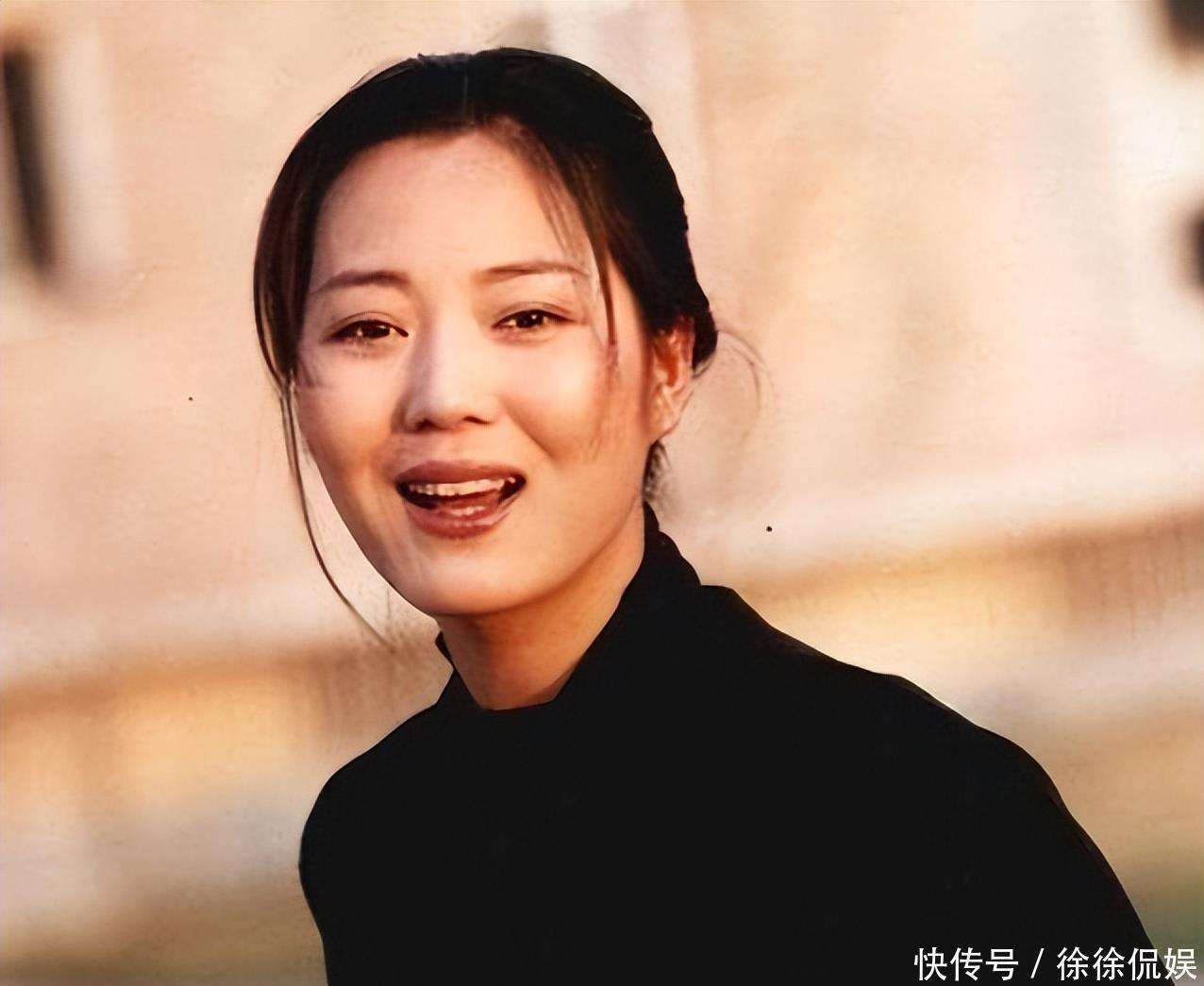 高齡產下兒子！55歲資深女星「穿著喜氣現身婚禮」　身材走樣腫一圈「網喊認不出」