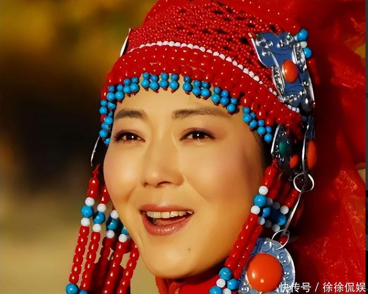 高齡產下兒子！55歲資深女星「穿著喜氣現身婚禮」　身材走樣腫一圈「網喊認不出」