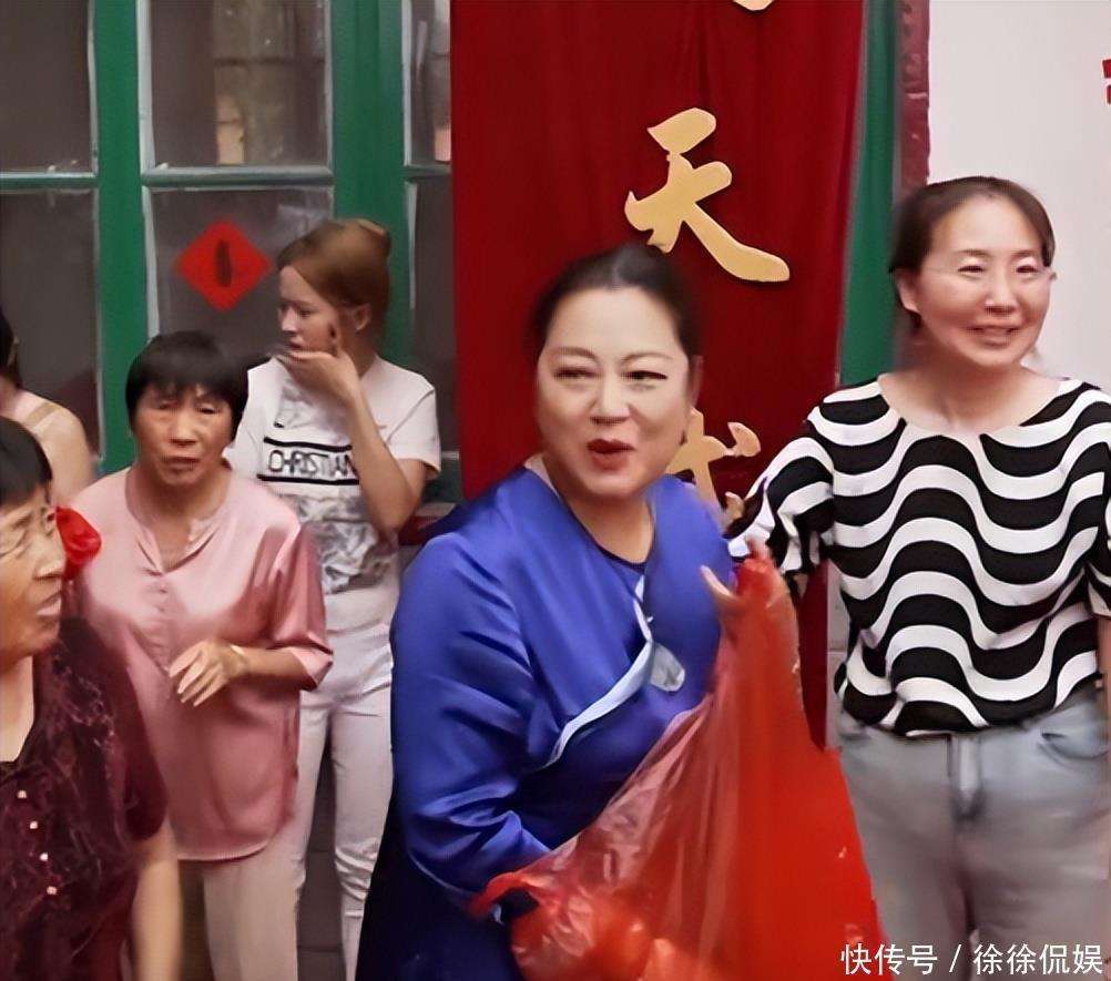 高齡產下兒子！55歲資深女星「穿著喜氣現身婚禮」　身材走樣腫一圈「網喊認不出」