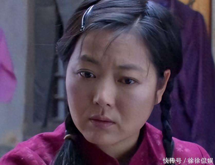 高齡產下兒子！55歲資深女星「穿著喜氣現身婚禮」　身材走樣腫一圈「網喊認不出」