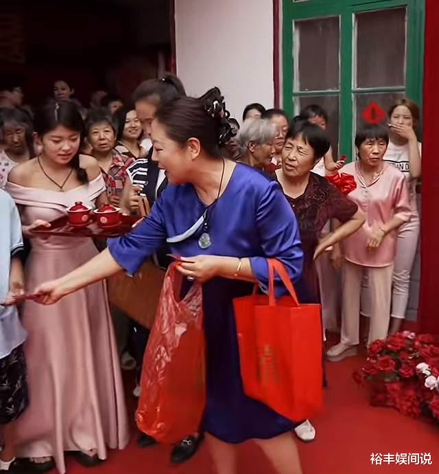 高齡產下兒子！55歲資深女星「穿著喜氣現身婚禮」　身材走樣腫一圈「網喊認不出」