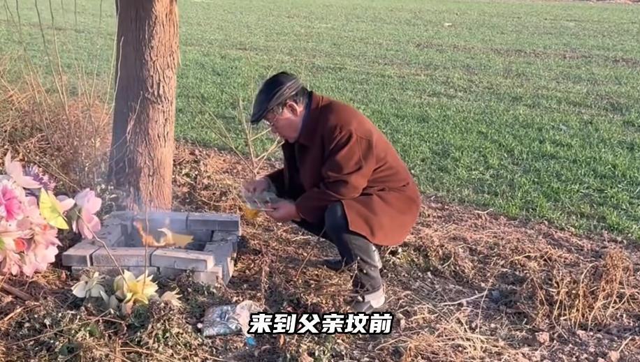 遠赴中國祭祖！73歲李立群「亡父墳前長跪哽咽」　遭挖出「曾開嗆一句話」惹怒台灣人：根本在作秀