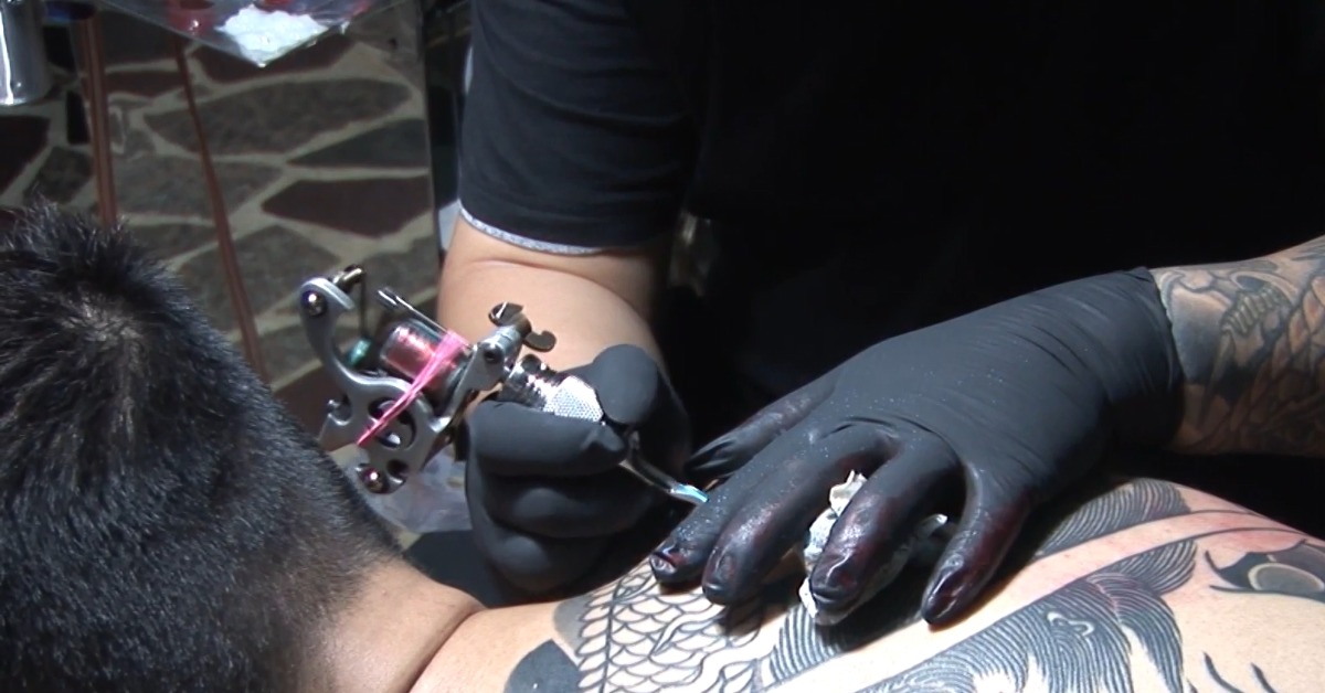 18歲少女在腰間「刺上超狂4字」！刺青師揭原因嘆：「很心疼她」