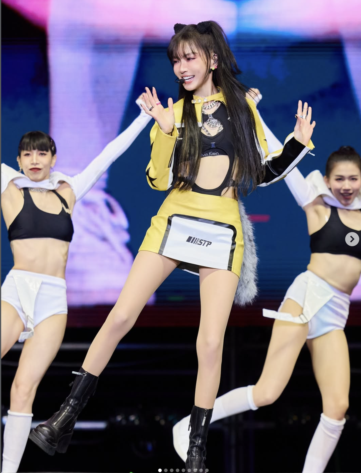 睽違10年！謝金燕登尾牙一轉正面「全身辣開9洞」　51歲「事業線、馬甲線全都露」：姊姊太辣❤️