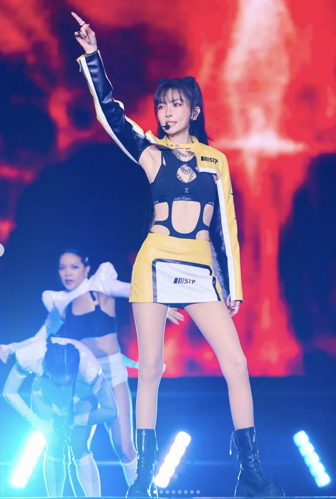 睽違10年！謝金燕登尾牙一轉正面「全身辣開9洞」　51歲「事業線、馬甲線全都露」：姊姊太辣❤️