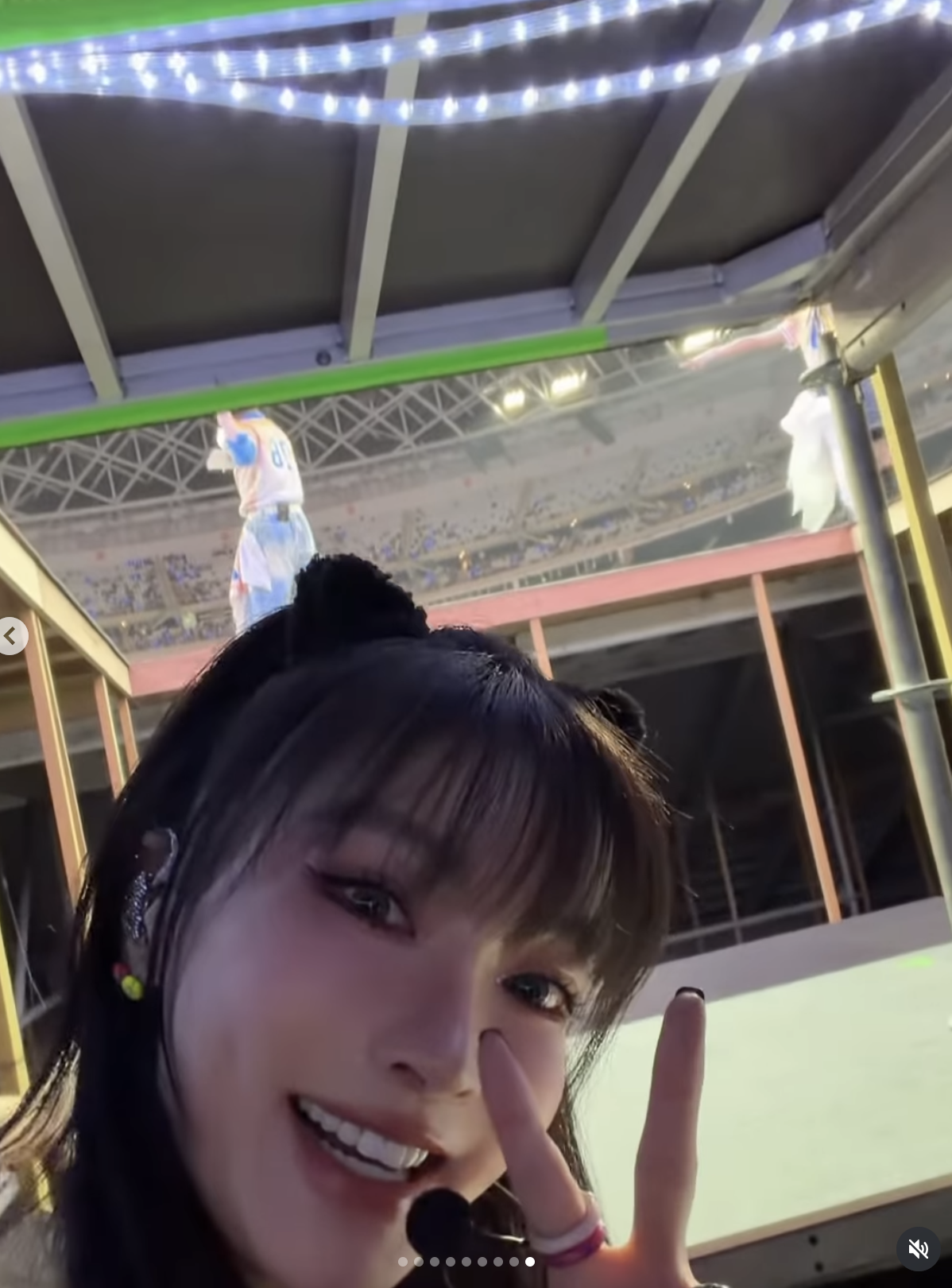 睽違10年！謝金燕登尾牙一轉正面「全身辣開9洞」　51歲「事業線、馬甲線全都露」：姊姊太辣❤️