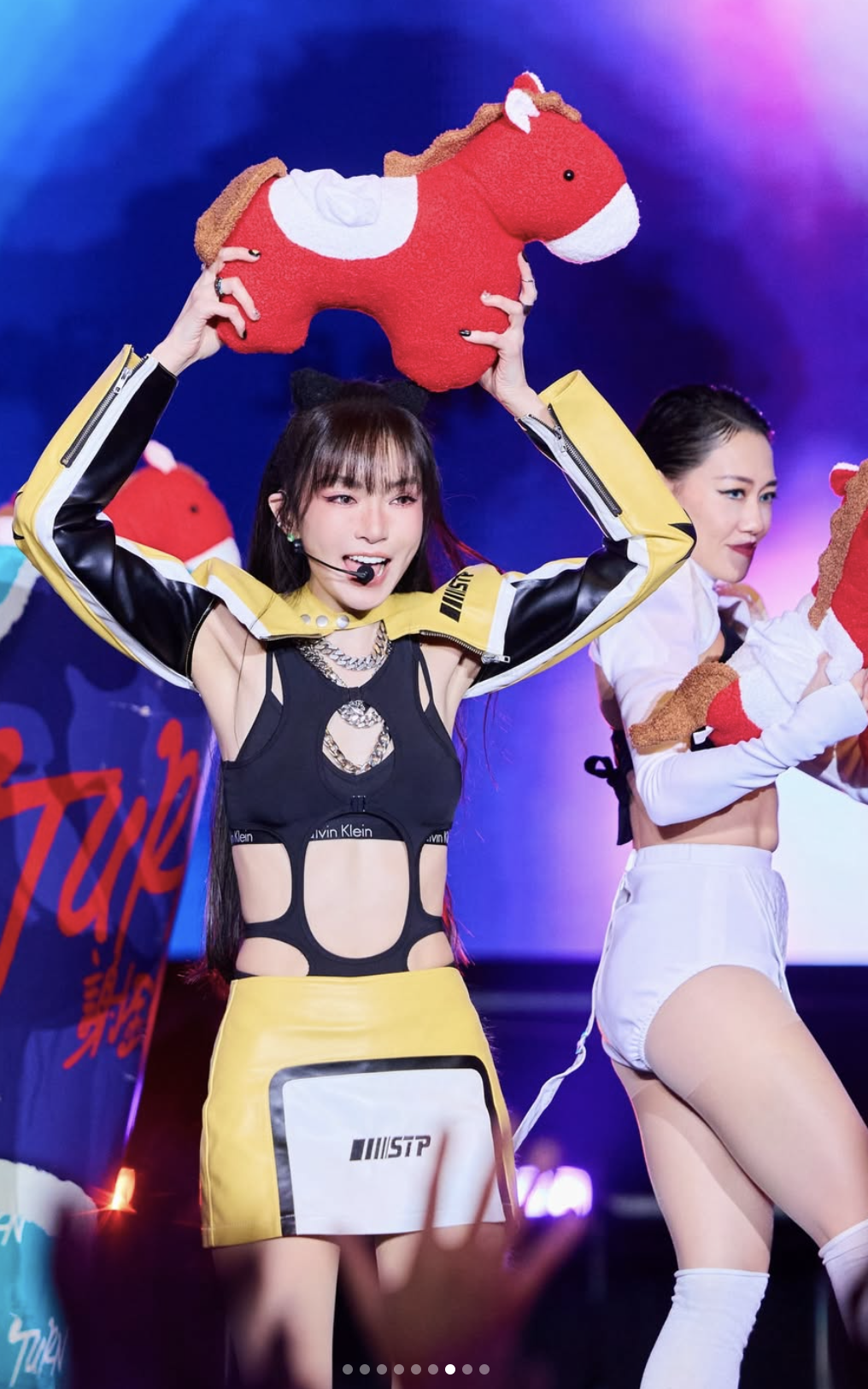 睽違10年！謝金燕登尾牙一轉正面「全身辣開9洞」　51歲「事業線、馬甲線全都露」：姊姊太辣❤️