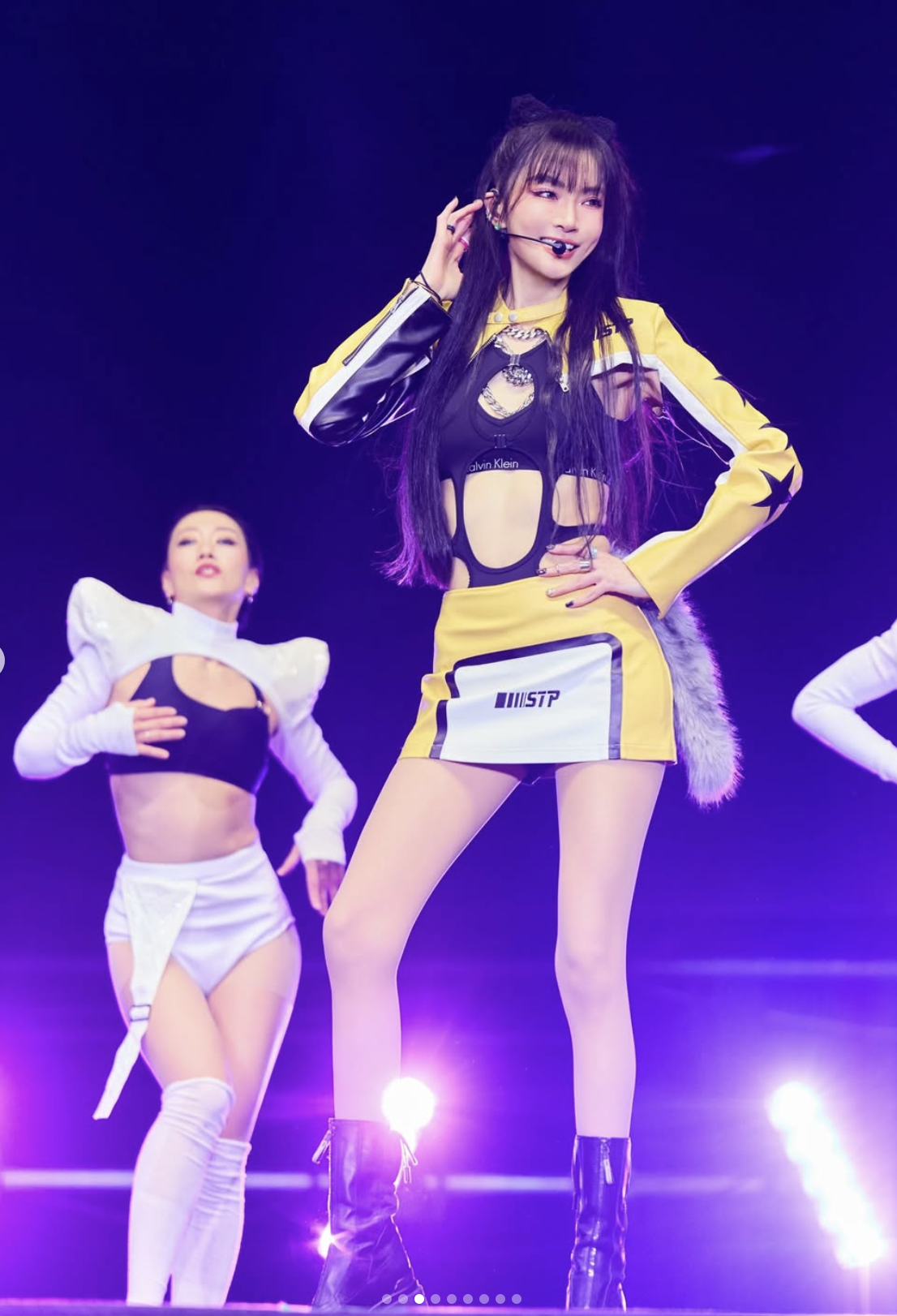 睽違10年！謝金燕登尾牙一轉正面「全身辣開9洞」　51歲「事業線、馬甲線全都露」：姊姊太辣❤️