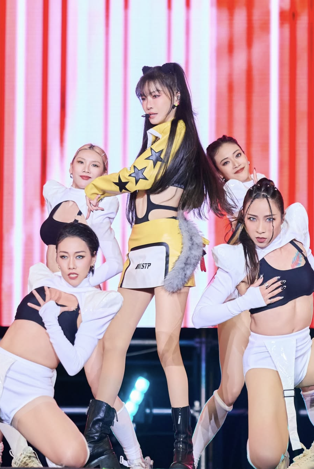 睽違10年！謝金燕登尾牙一轉正面「全身辣開9洞」　51歲「事業線、馬甲線全都露」：姊姊太辣❤️