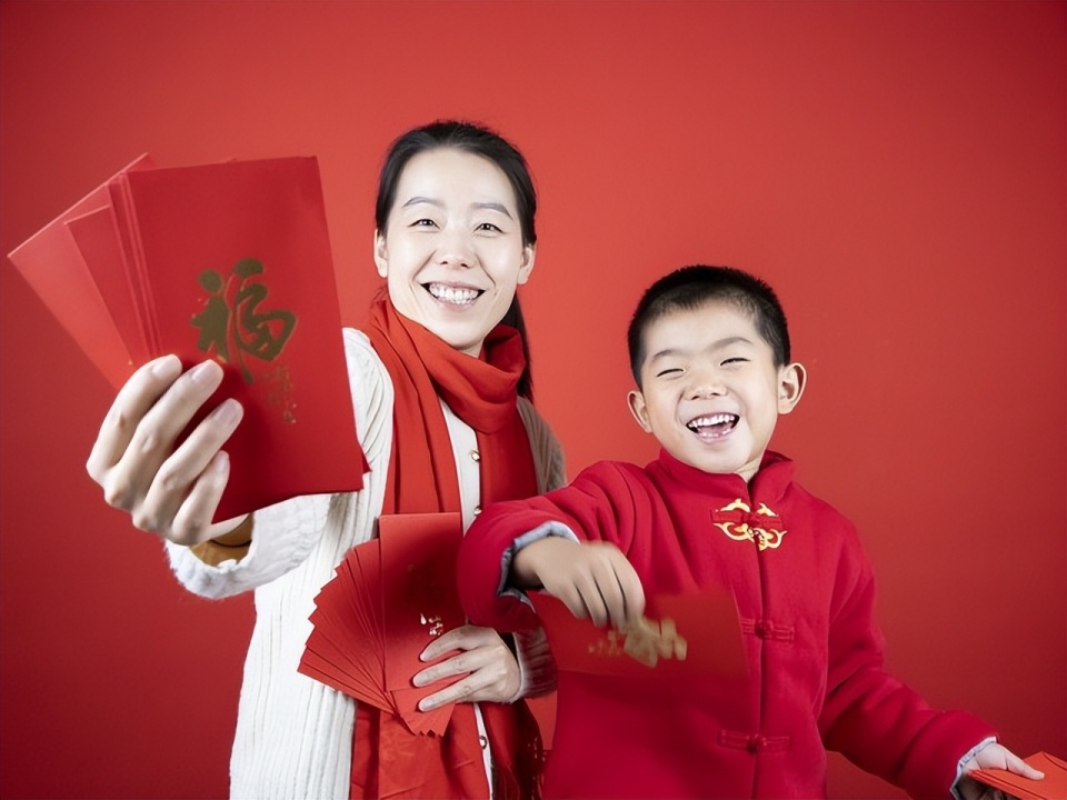 過年給孩子紅包「除夕還初一發」最合適？　民俗專家解密「2時間寓意不同」：發對祝福效果加倍