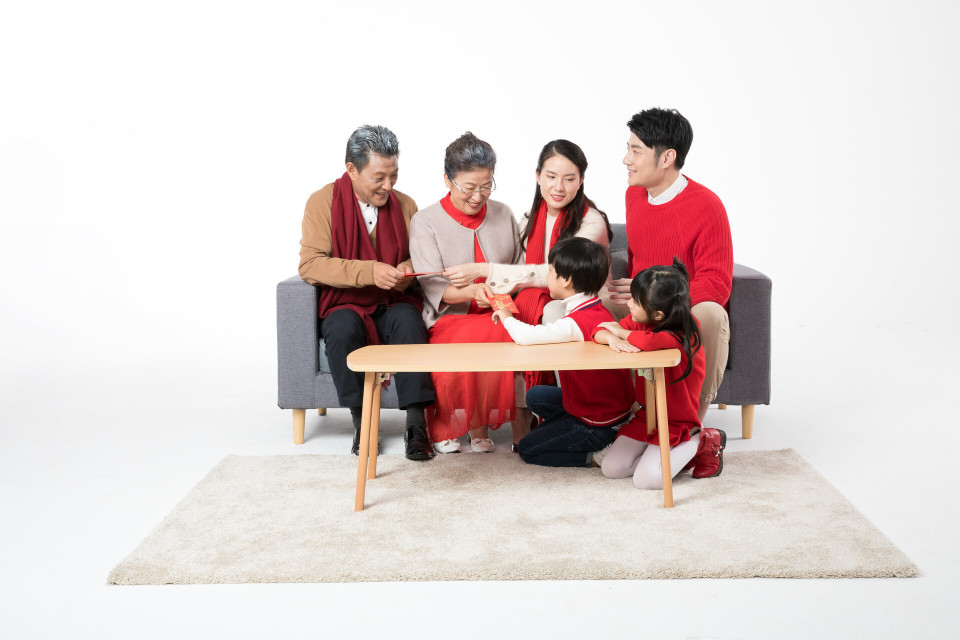 過年給孩子紅包「除夕還初一發」最合適？　民俗專家解密「2時間寓意不同」：發對祝福效果加倍