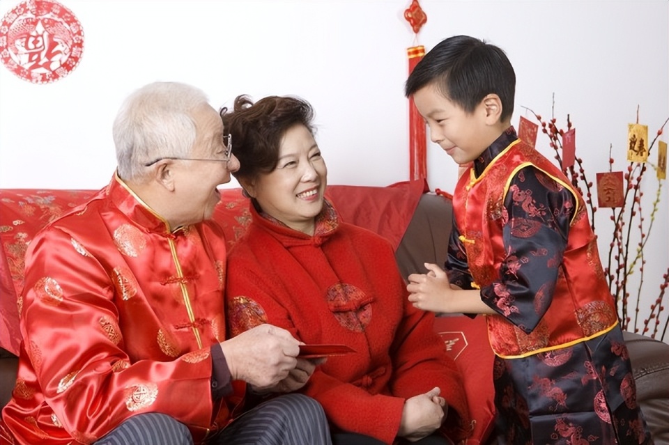 過年給孩子紅包「除夕還初一發」最合適？　民俗專家解密「2時間寓意不同」：發對祝福效果加倍