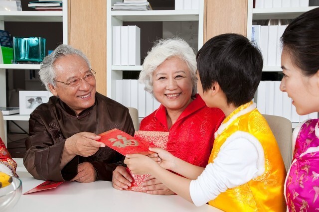 過年給孩子紅包「除夕還初一發」最合適？　民俗專家解密「2時間寓意不同」：發對祝福效果加倍
