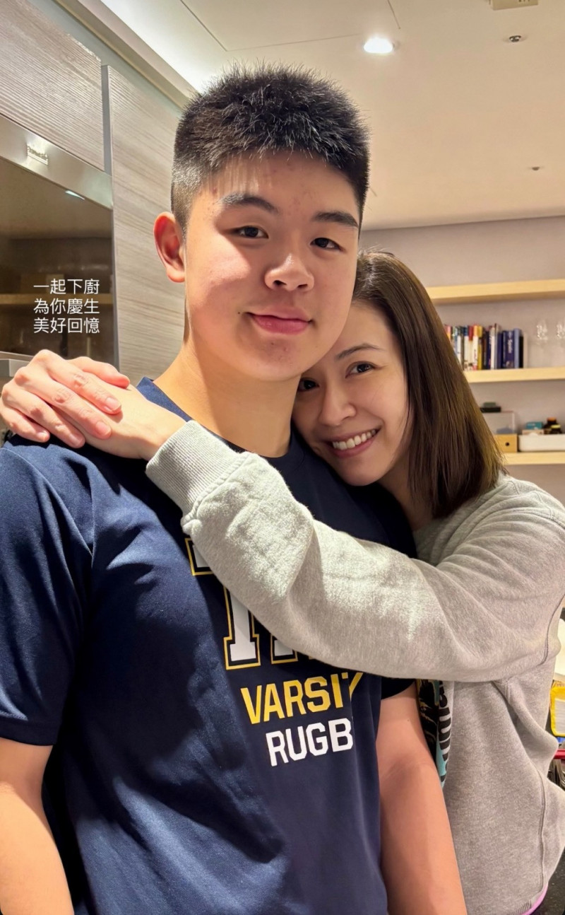 連勝文兒子18歲了！蔡依珊「曬出母子慶生同框照」　 長子真面目曝光「神複製爸爸基因」