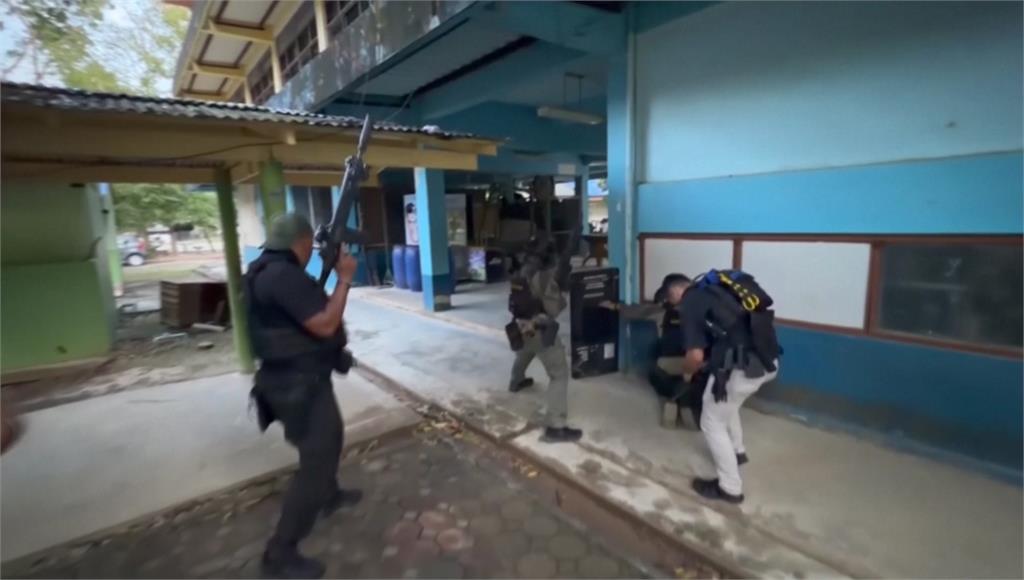 高中爆血案！女校長「為保護學生身亡」　現場混亂「7警察緊急送醫」