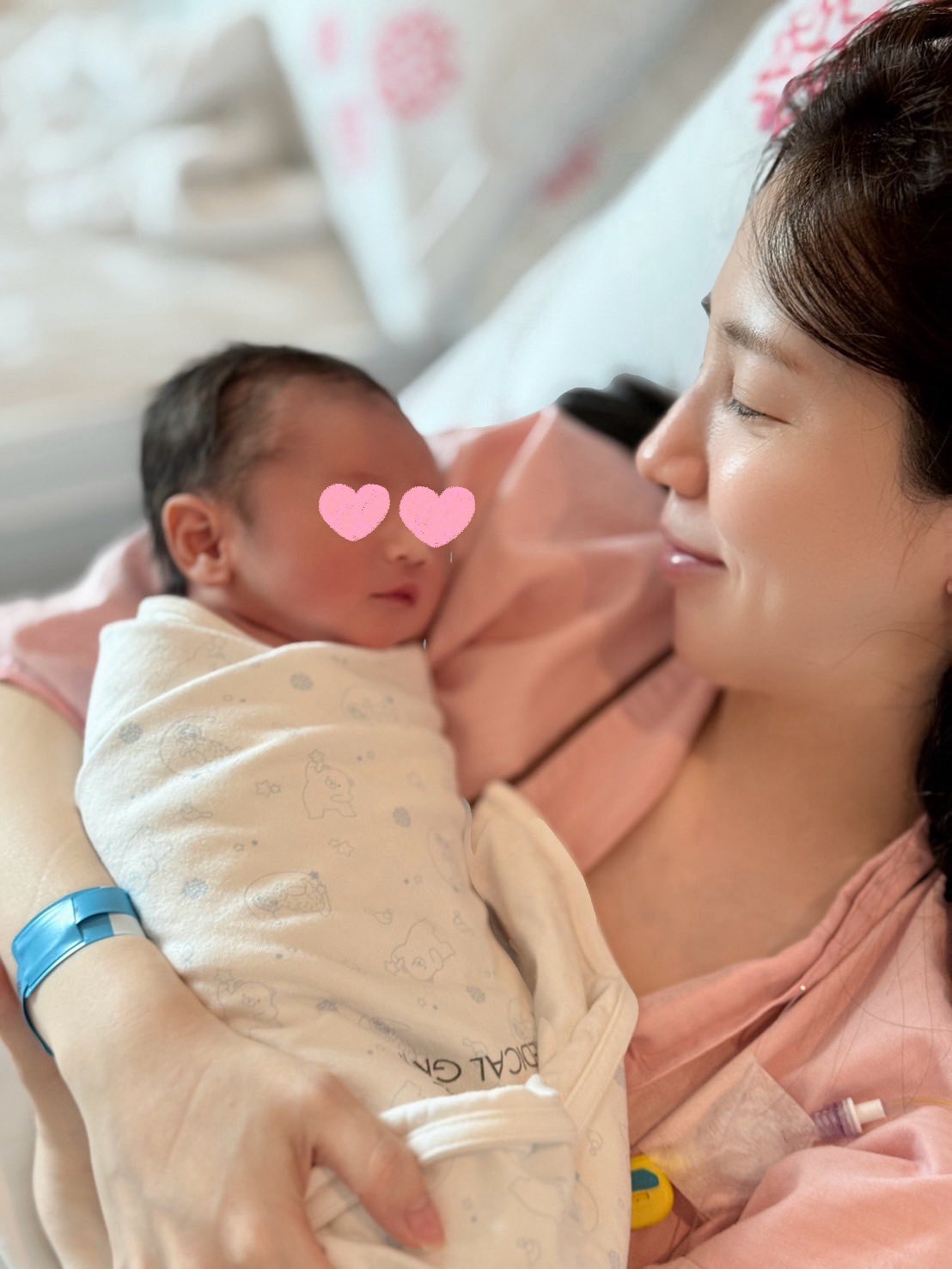 最美孕婦生了！本土女星「趕在過年前報喜」　高齡誕下「3100克寶寶」老公淚喊：一定要孝順媽媽