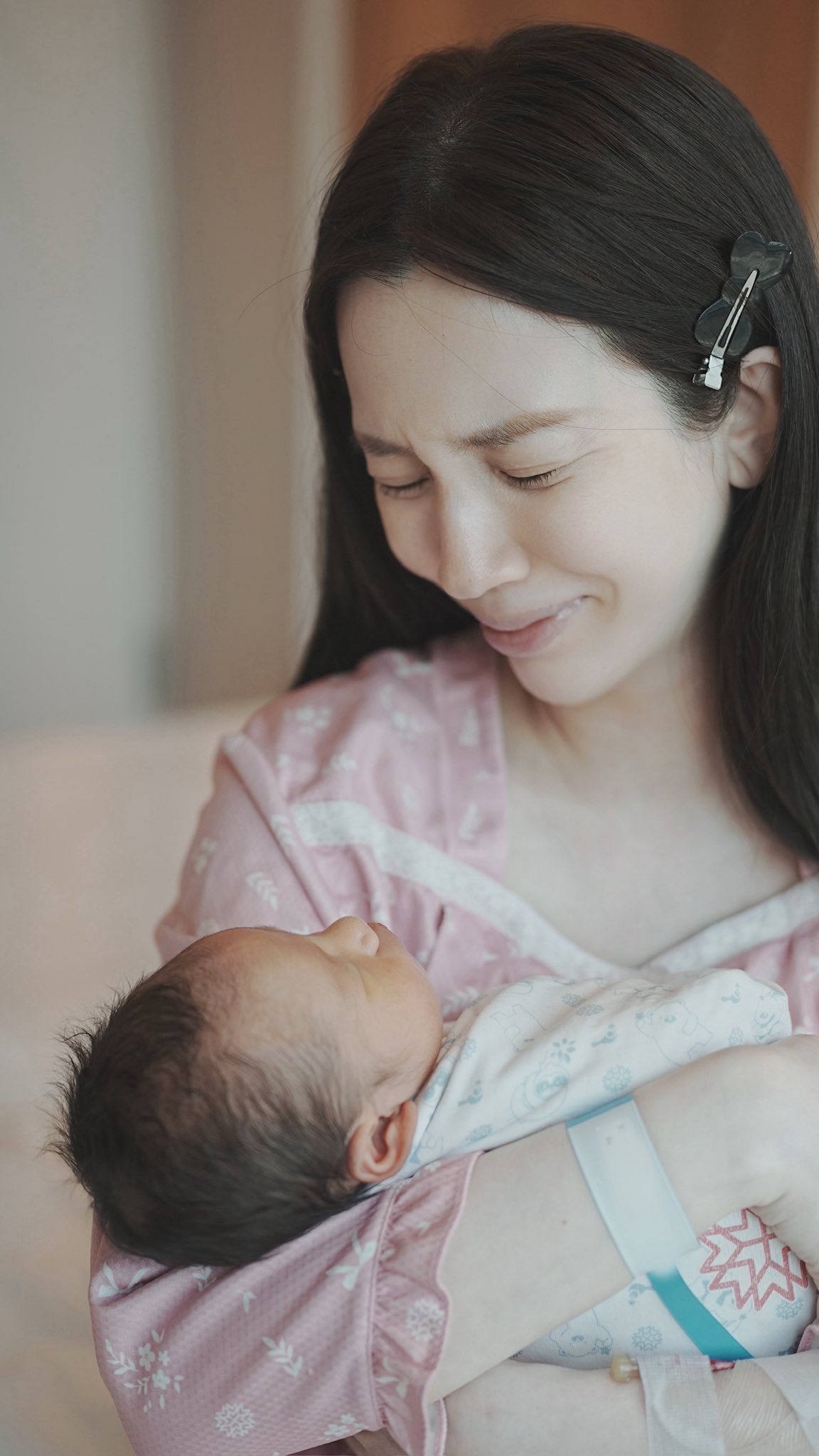 最美孕婦生了！本土女星「趕在過年前報喜」　高齡誕下「3100克寶寶」老公淚喊：一定要孝順媽媽