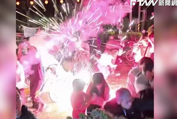 年前造禍!高雄蓮池潭「煙火轟向人群」有如砲彈 駭人畫面曝光「抱孩子狂逃命」