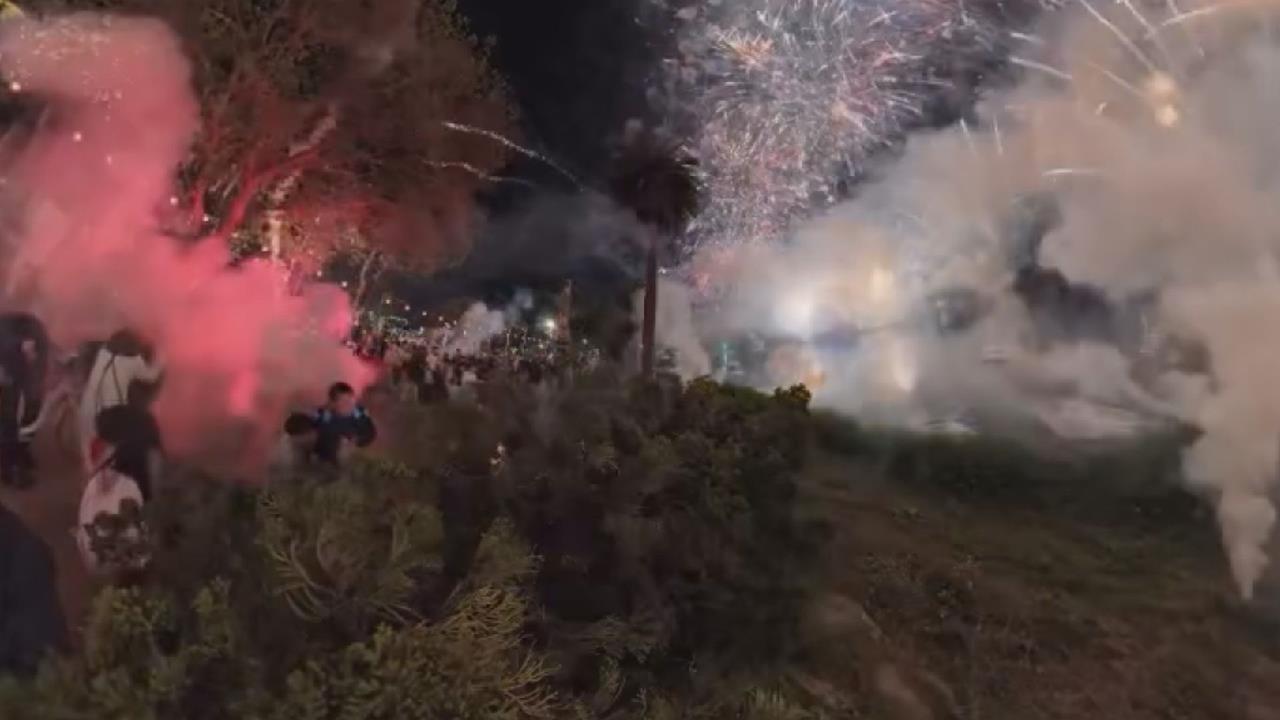 年前造禍!高雄蓮池潭「煙火轟向人群」有如砲彈 駭人畫面曝光「抱孩子狂逃命」